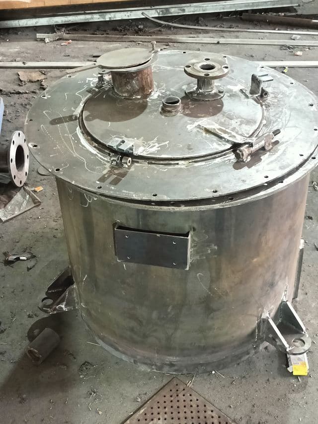Centrifuge body with top cover fittings